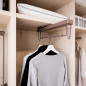 Emuca 6938713 Porte vêtements extractible Moka pour armoire, Peint en moka, Plastique et Aluminium.